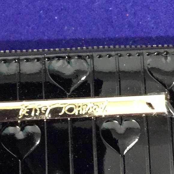 BETSEY JOHNSON BLACK ZIP AROUND WALLET - Picture 2 of 10